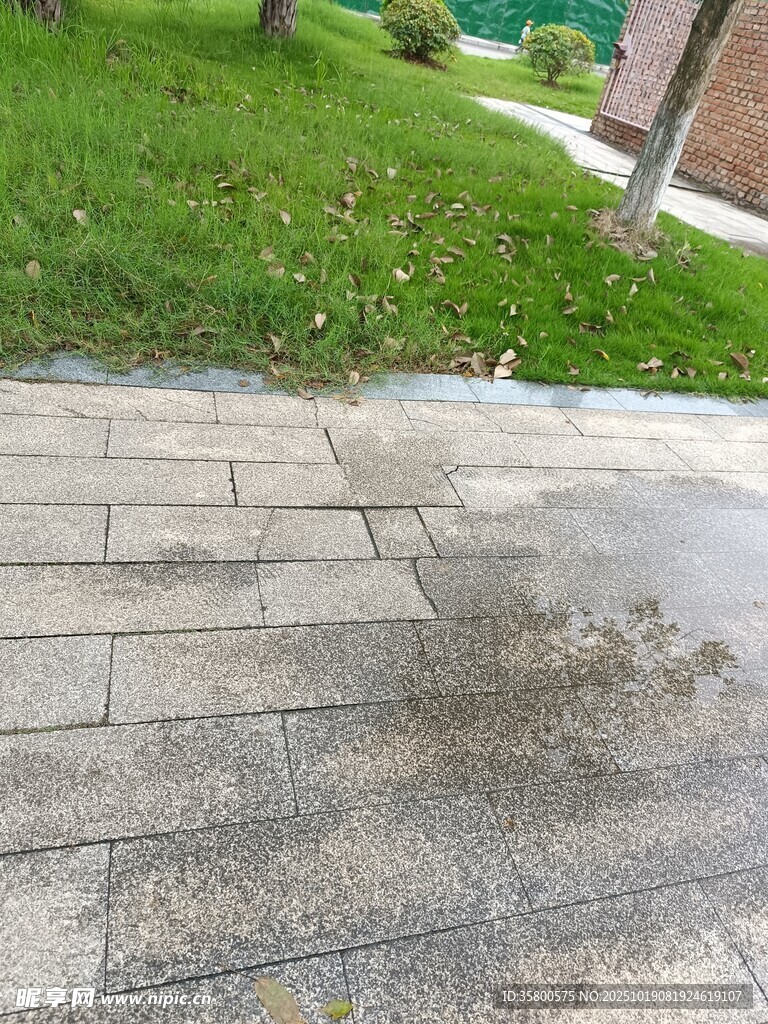 户外地面污渍痕迹特写