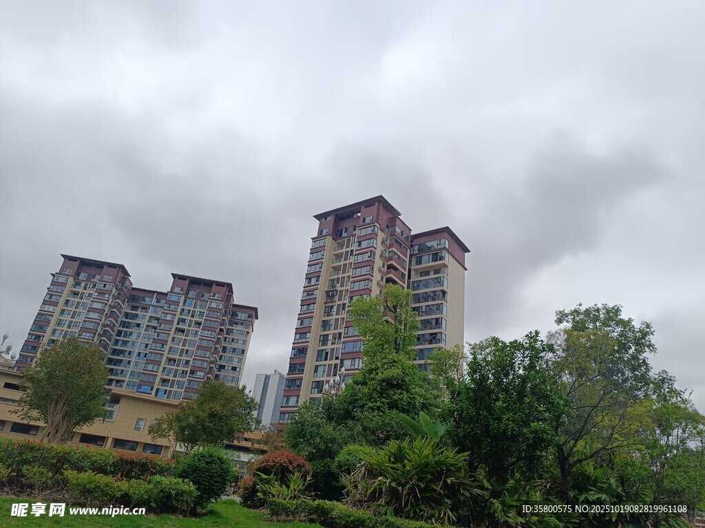 高楼林立于绿树环绕间