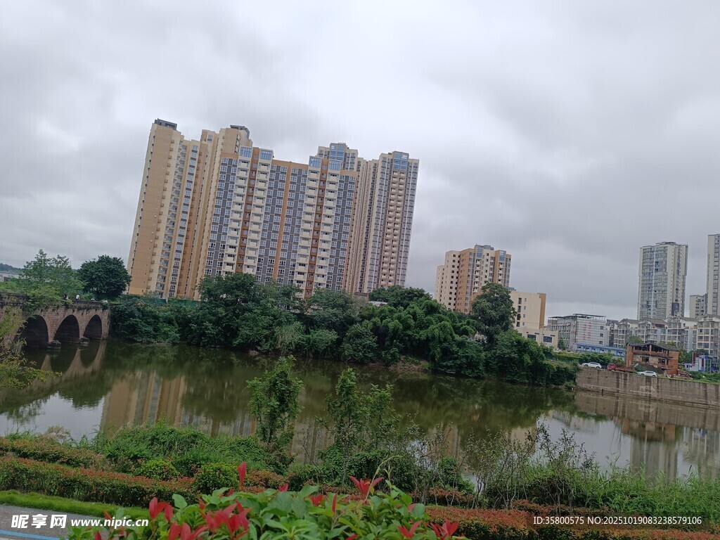 城市河畔高楼景观