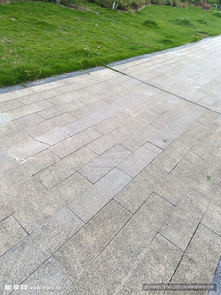 户外灰色石板铺就的路面
