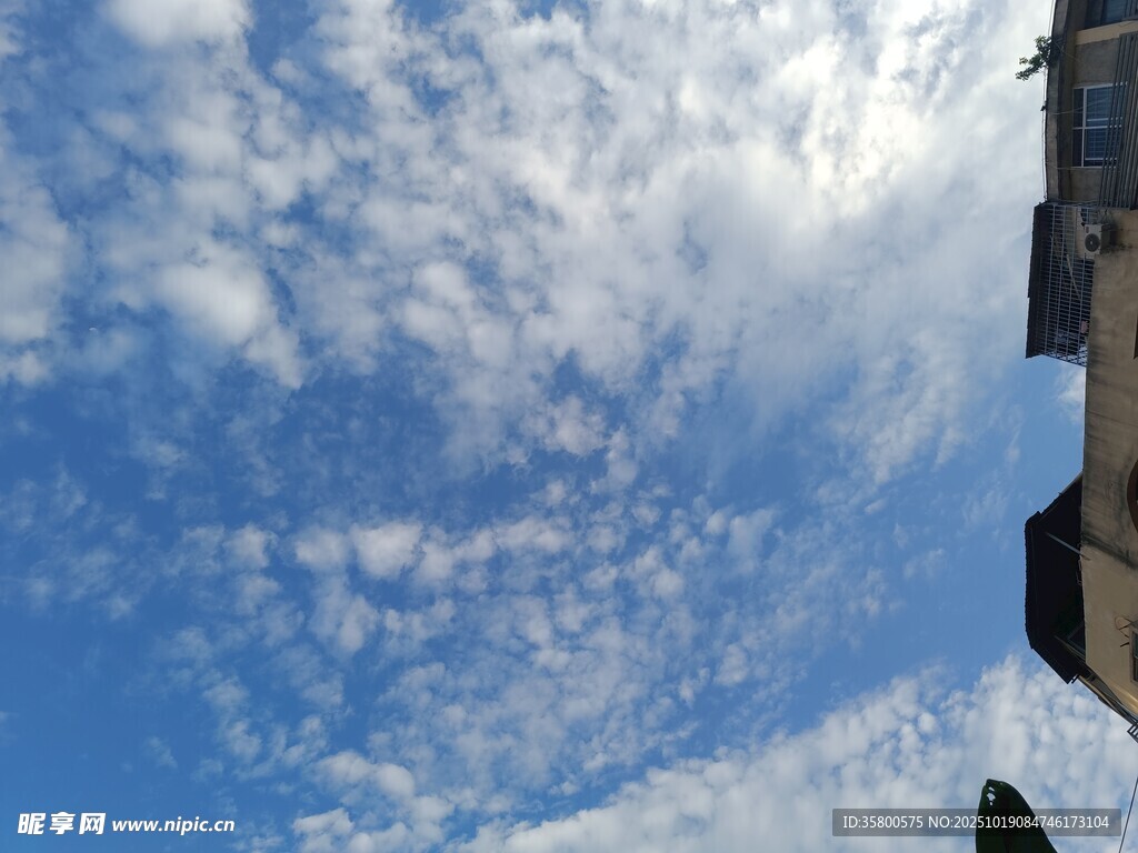 蓝天中的白云与建筑一角