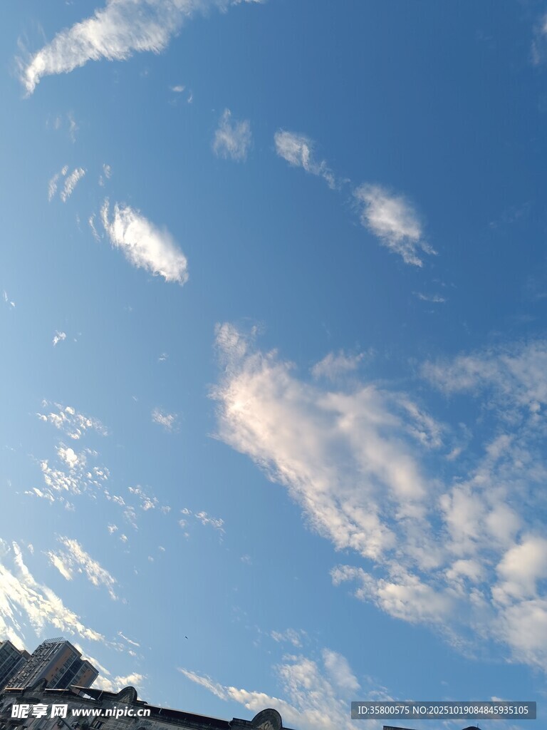 蓝天飘絮云