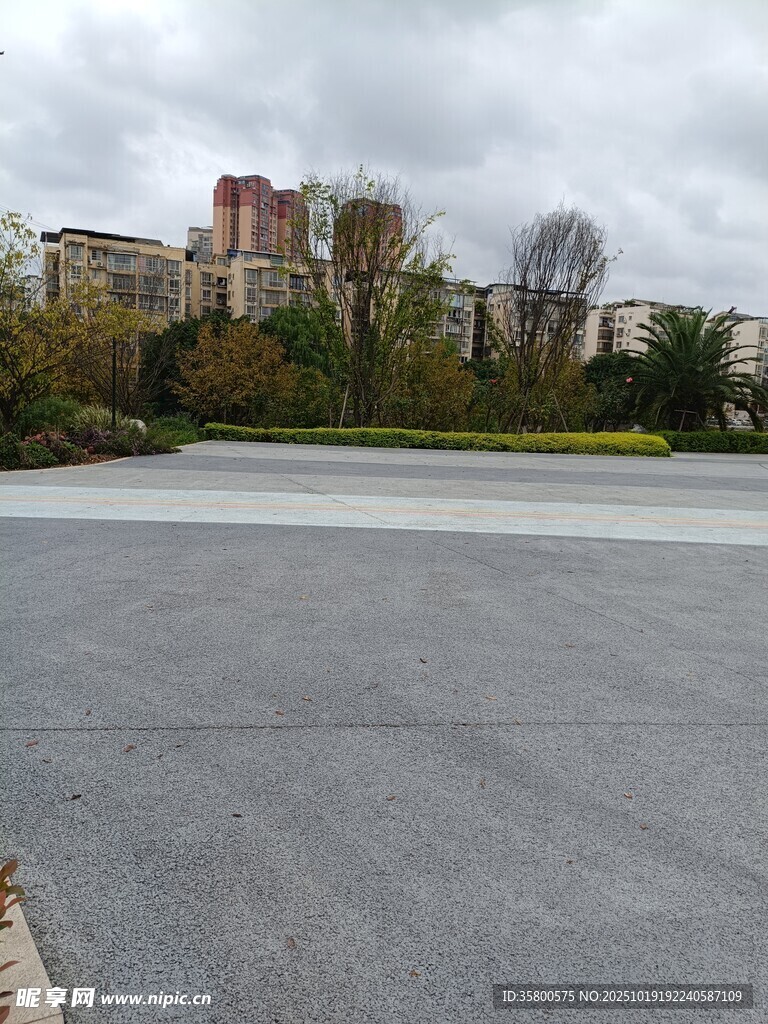 城市空旷沥青路面远景