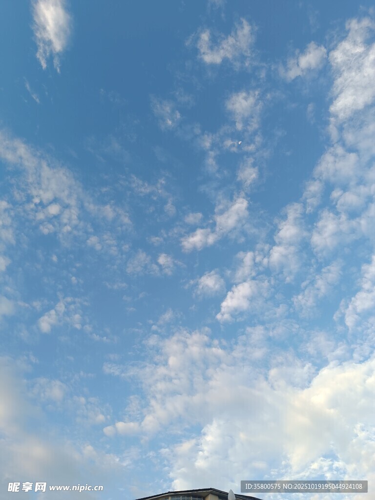 蓝天白云下的山峦