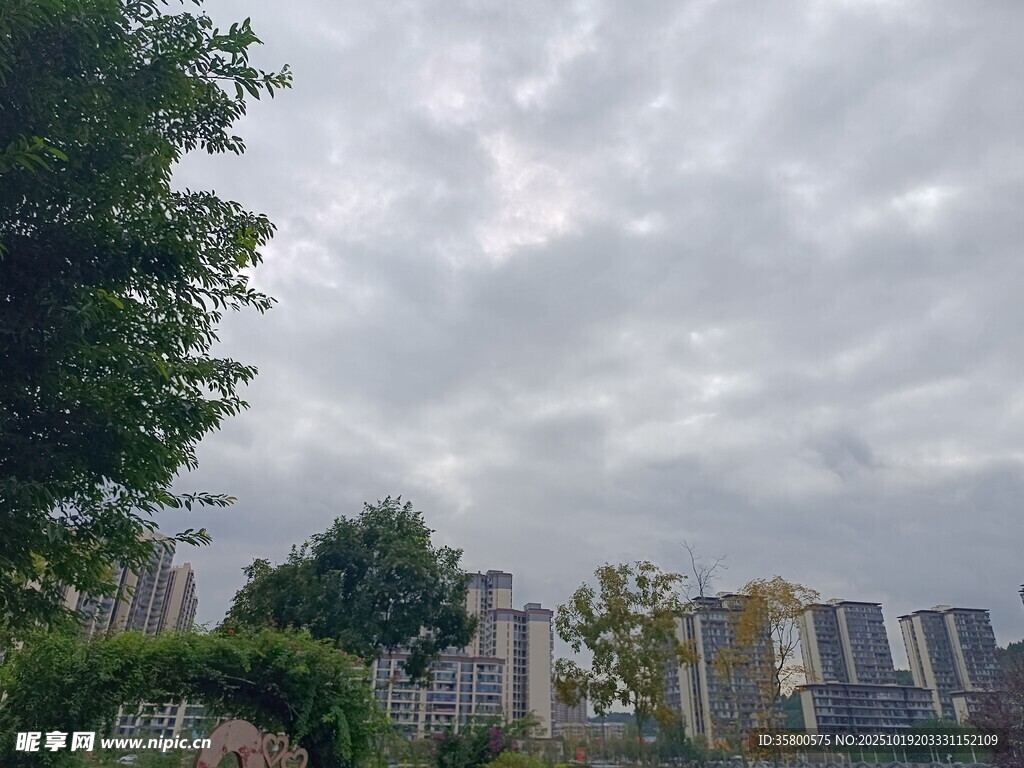 阴天城市景观