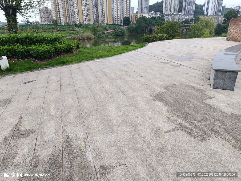 空旷户外水泥地面场景