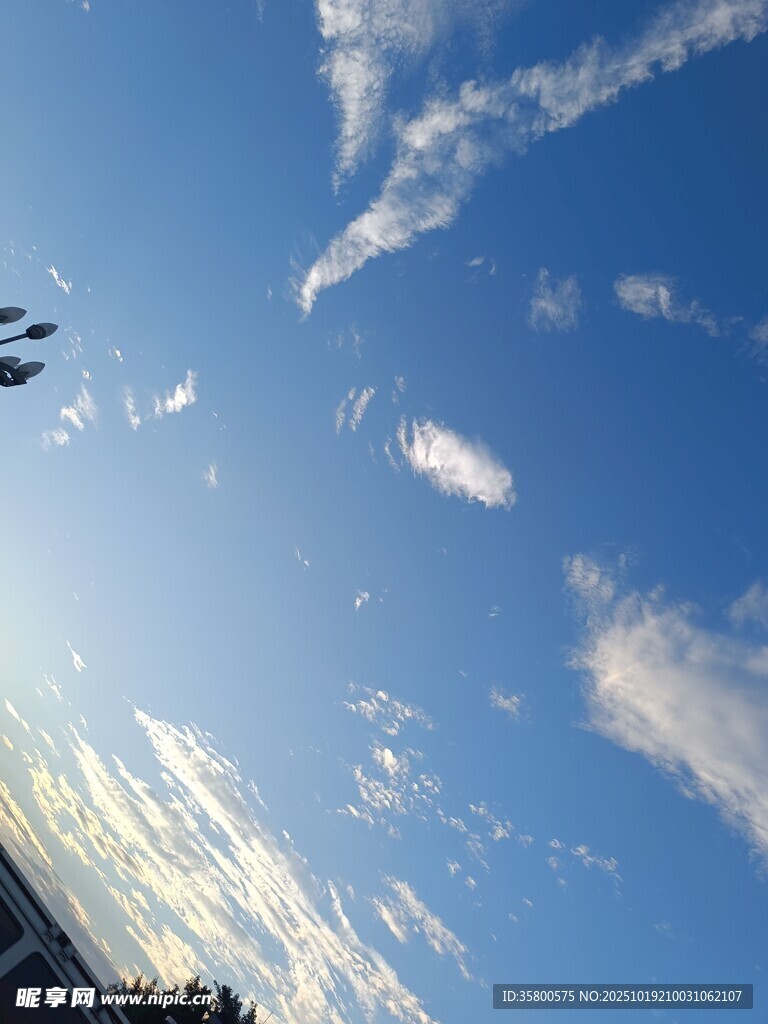 晴朗天空下的美丽云彩