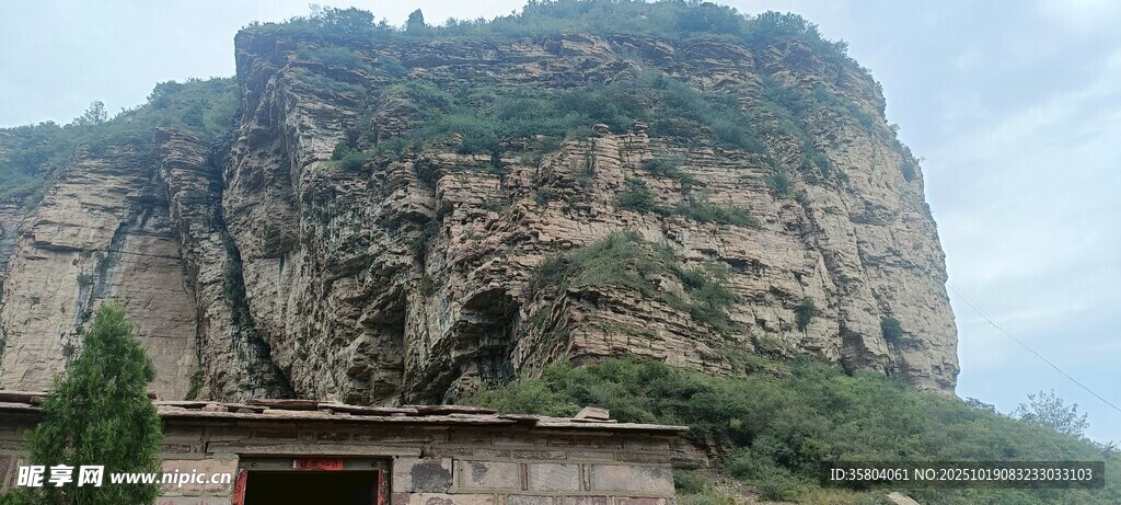 险峻山崖下的建筑奇观