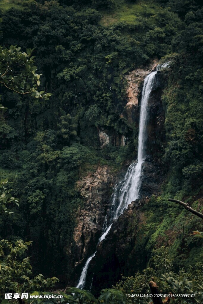山间瀑布绿意环绕之景
