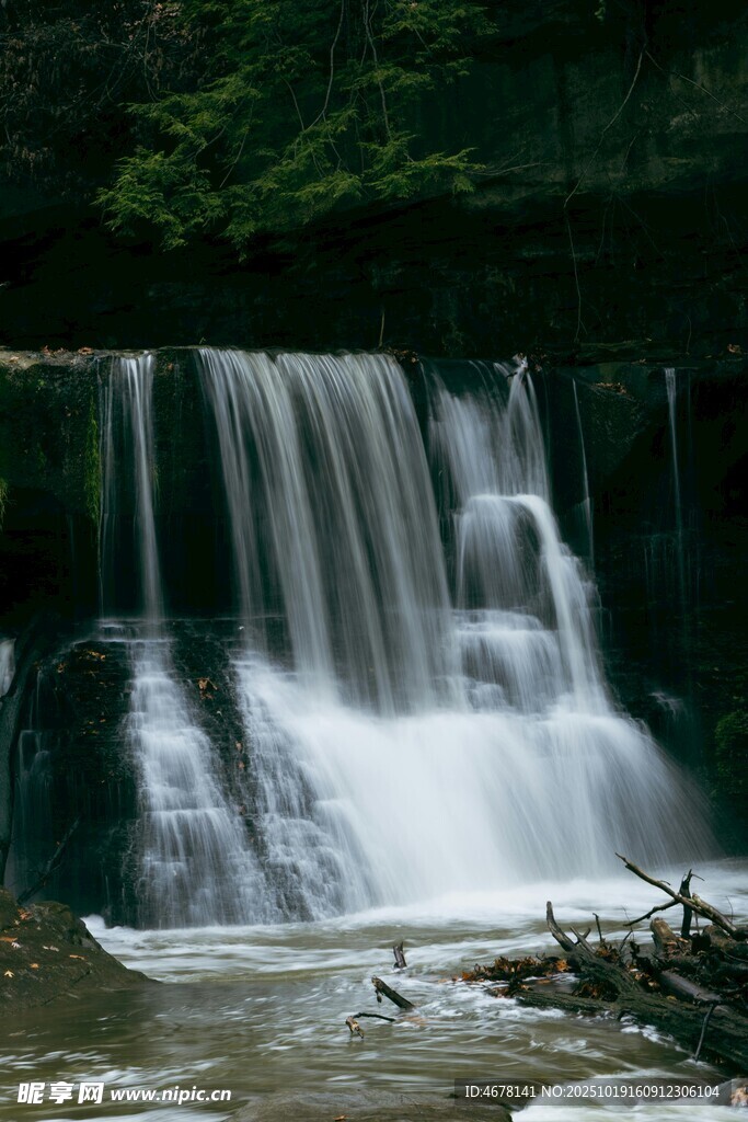 山间瀑布美景