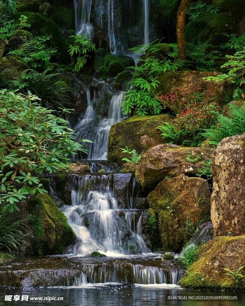 山间小瀑布绿意环绕之景