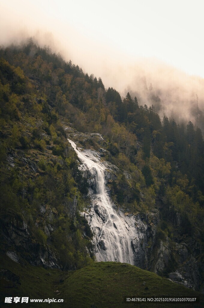 山间瀑布云雾缭绕美景