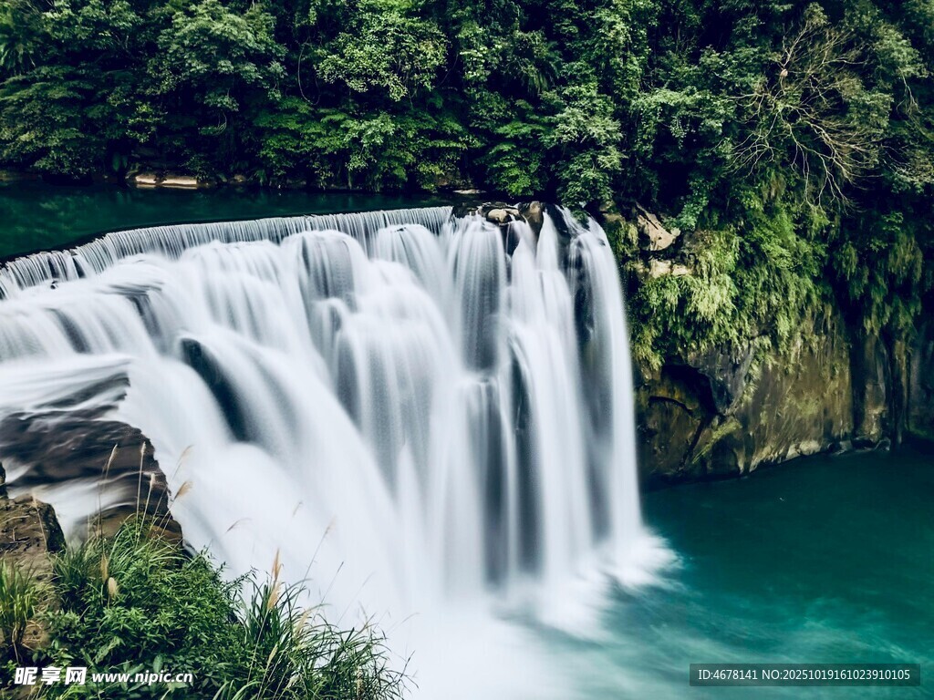 山间飞瀑碧绿潭水美景