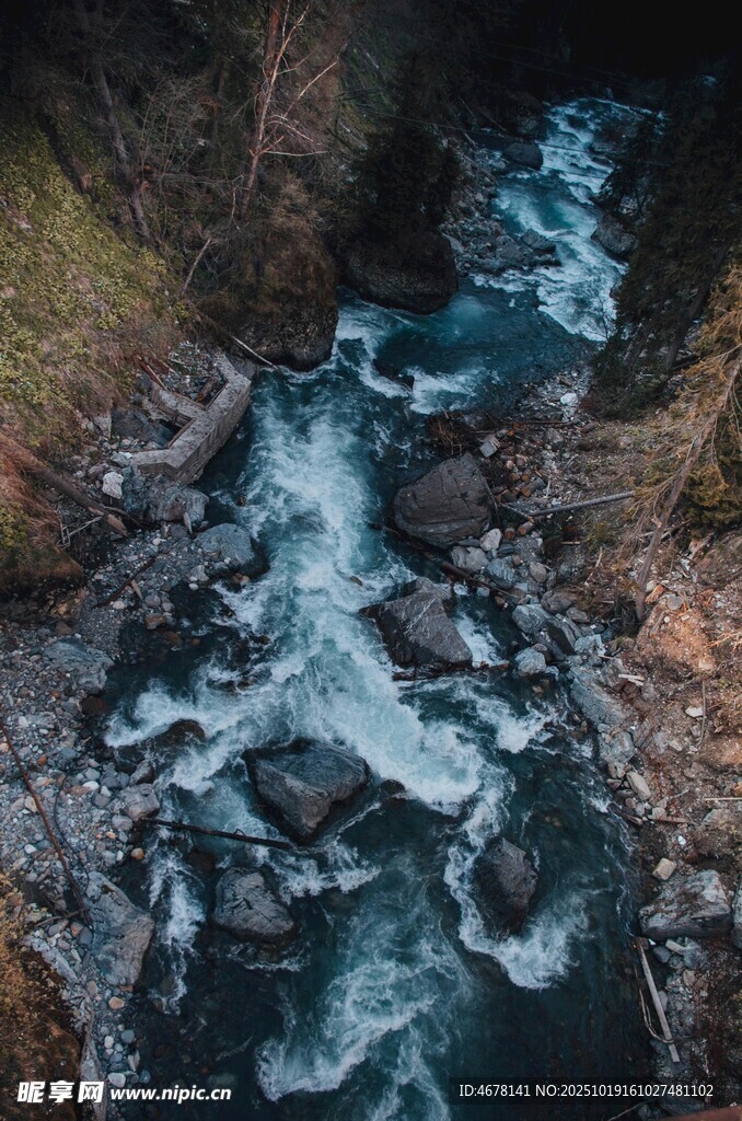 山间湍急溪流