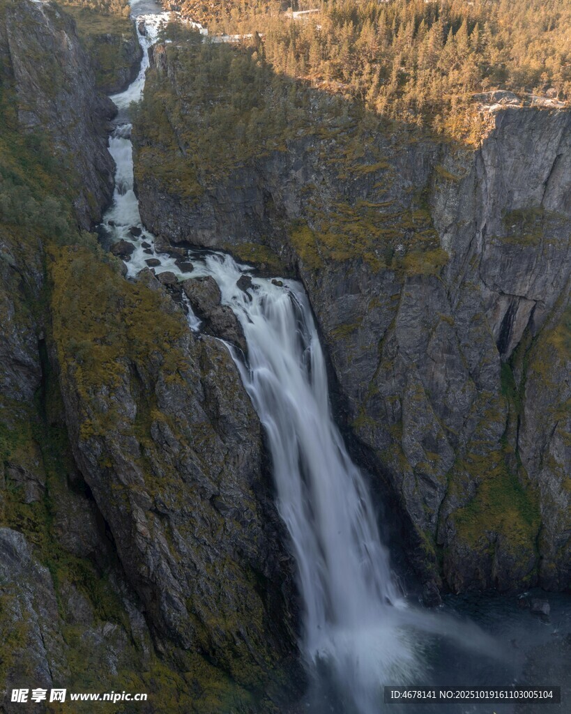 壮观山间瀑布美景
