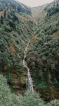 山间瀑布绿意盎然的景致