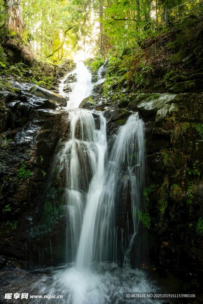 山间瀑布自然清新美景