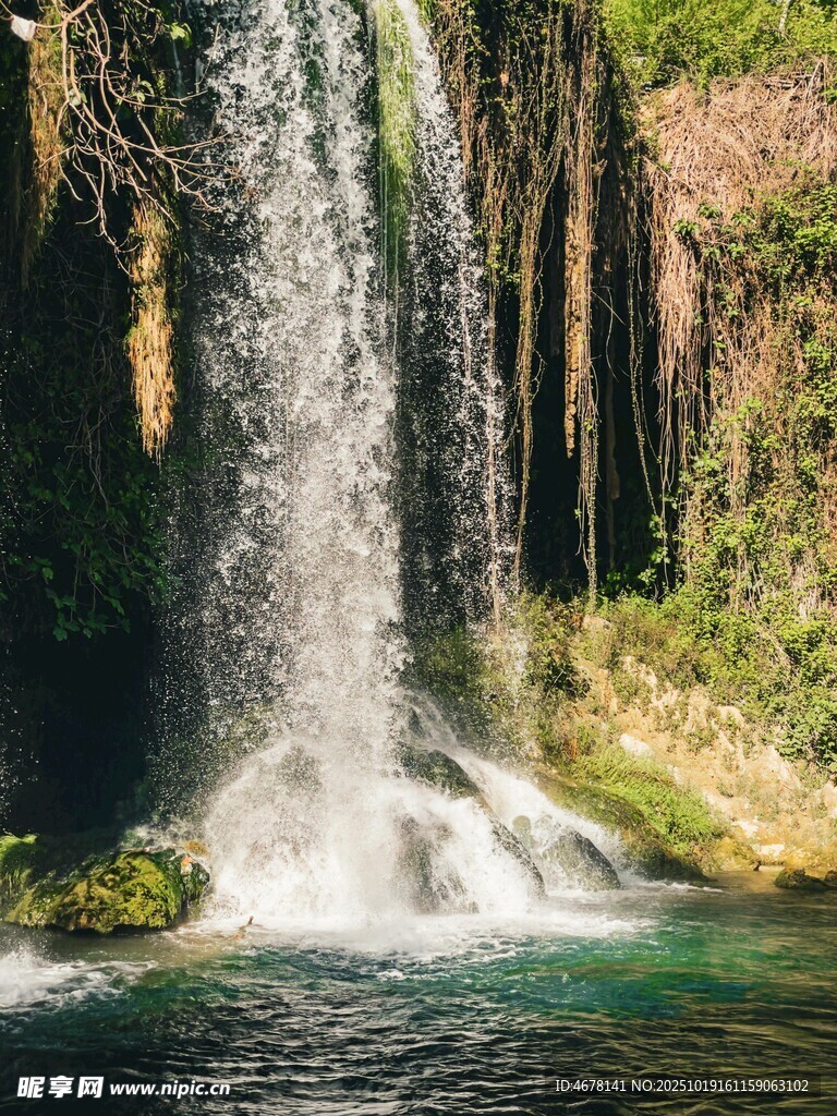山间飞瀑澄澈潭水之景