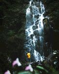 山间瀑布旁的一抹亮色