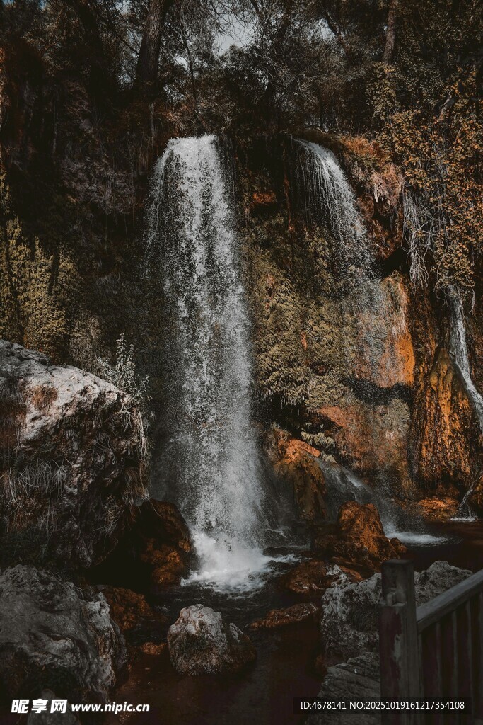 山间瀑布景观