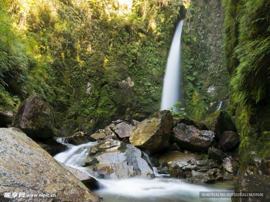 山间瀑布潺潺流水美景