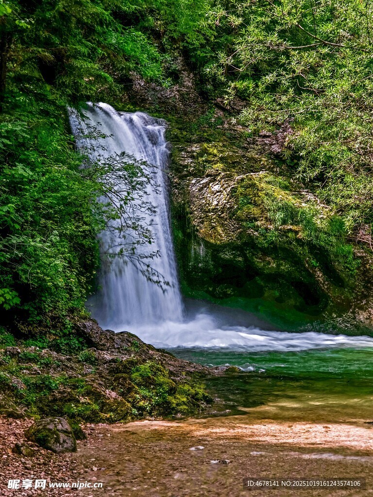 山间瀑布绿意环绕的美景