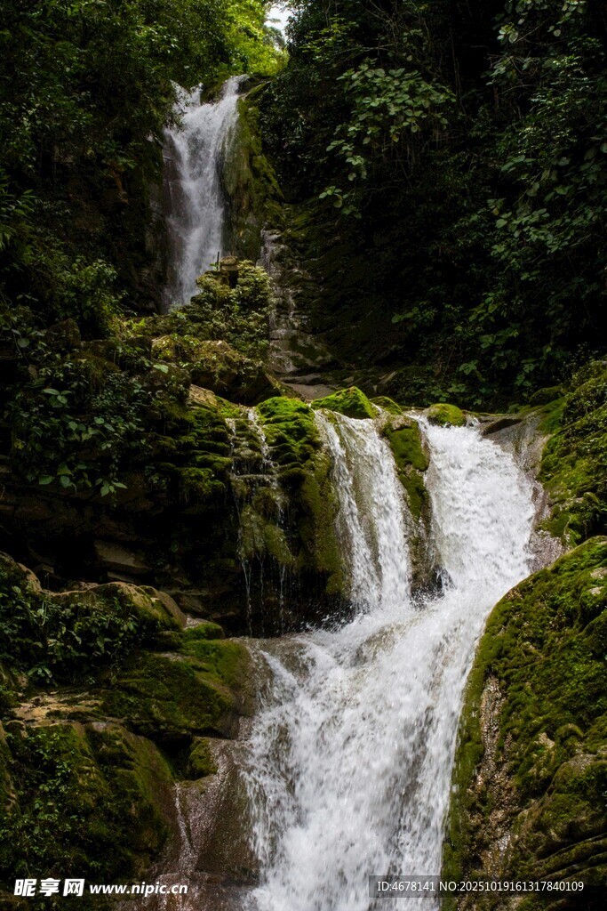 山间瀑布绿意盎然的景致