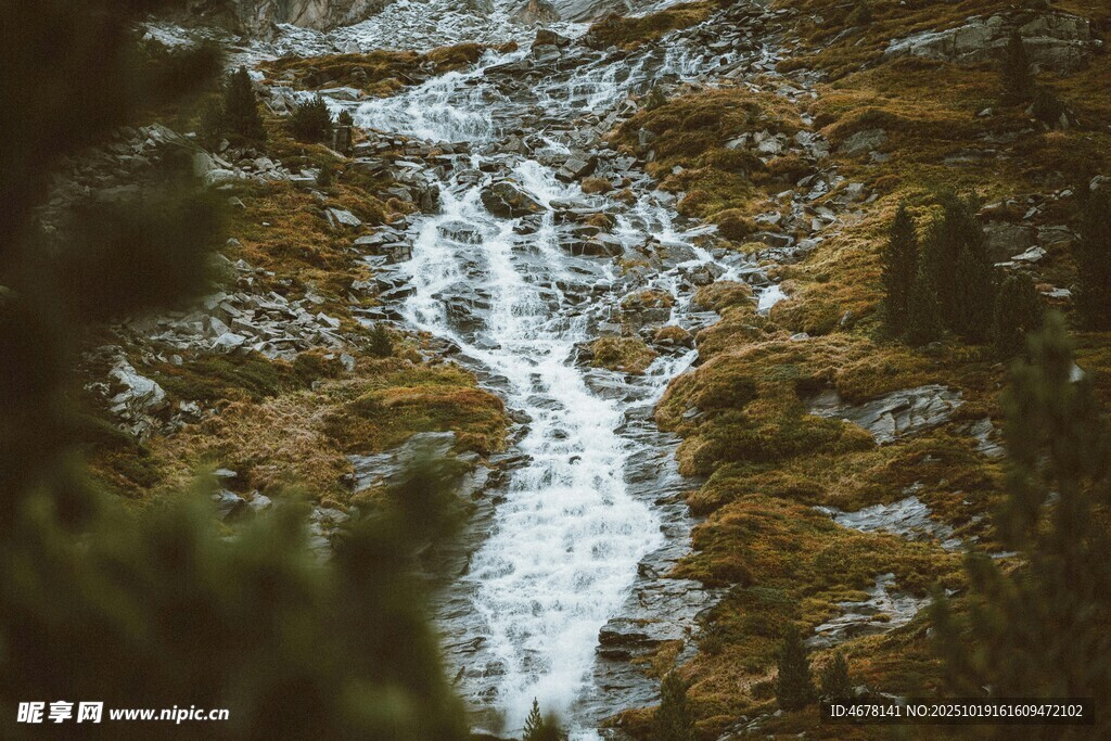 山间溪流瀑布自然美景