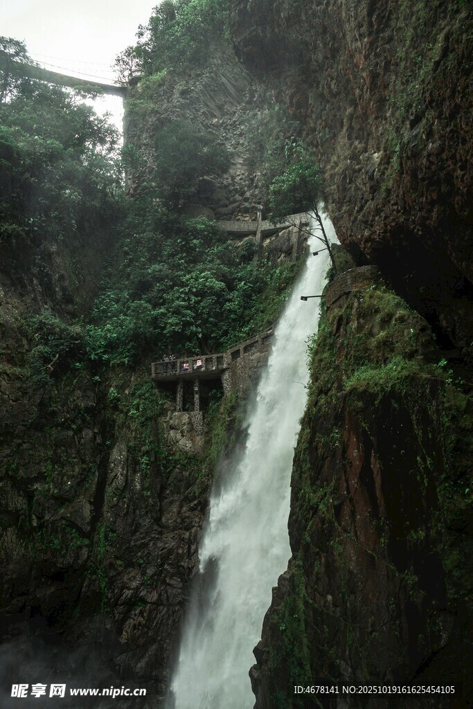 山间飞瀑下的自然美景