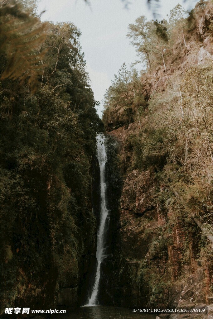山间瀑布自然清幽之景