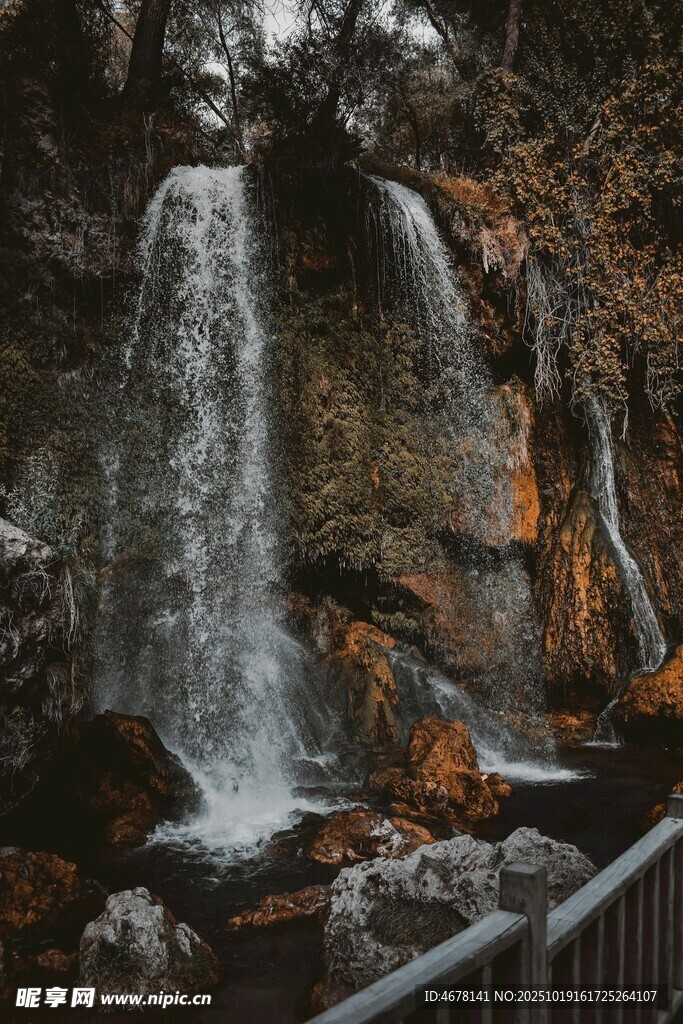 山间瀑布旁的观景步道