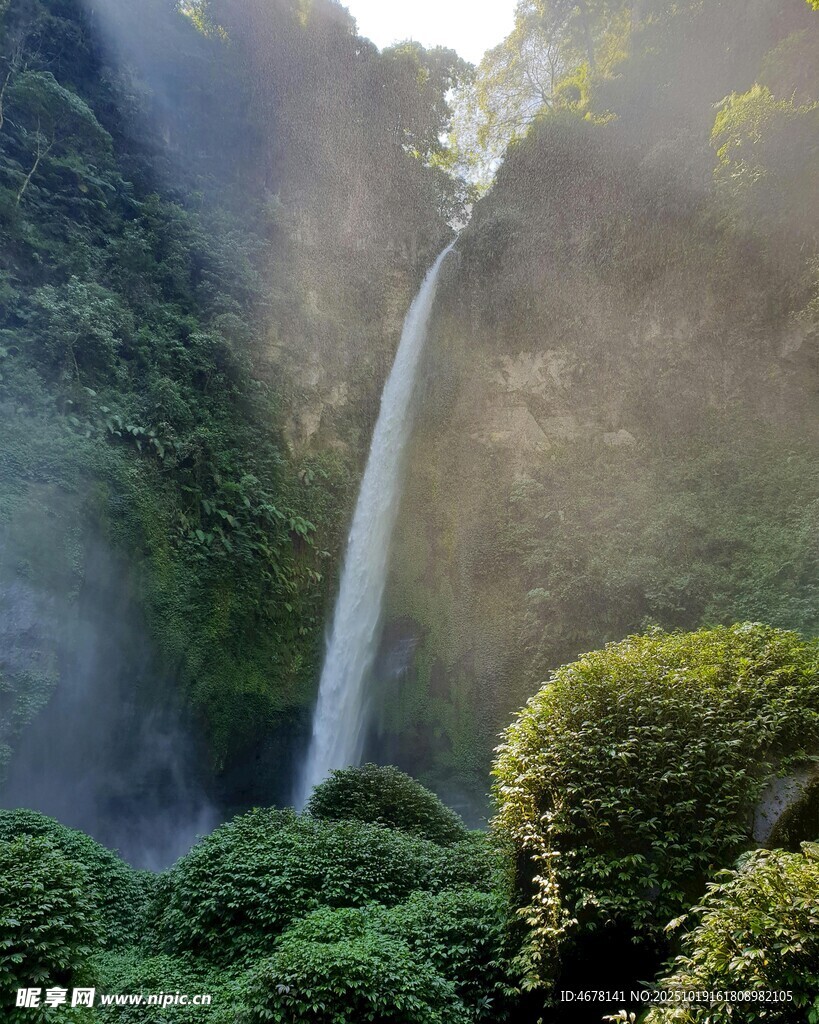 山间瀑布绿意环绕之景