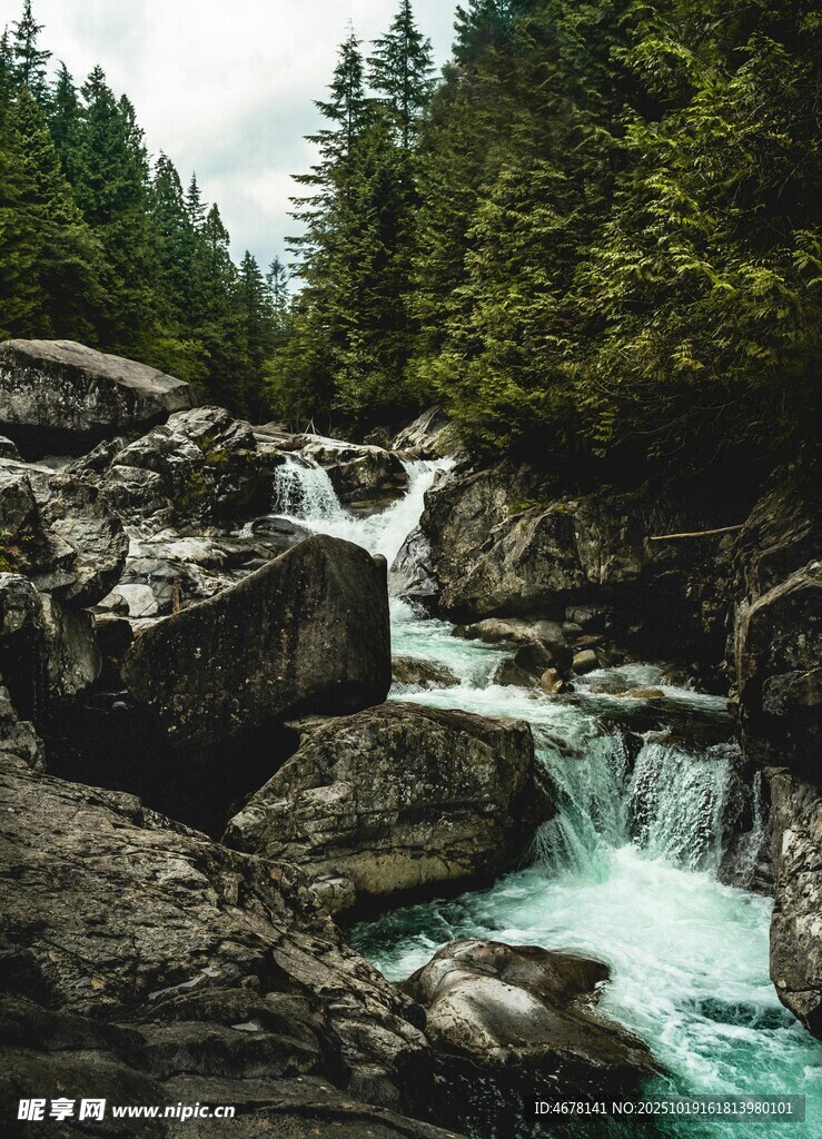 山间溪流穿石而过