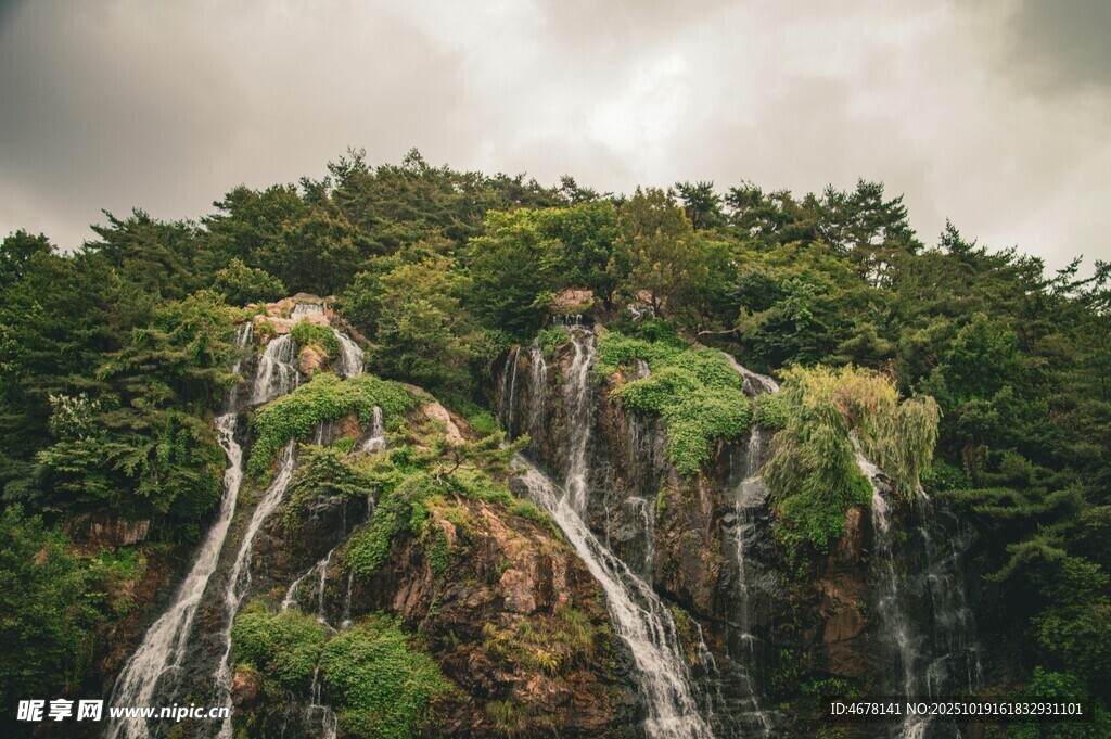 山间瀑布绿植环绕的自然美景