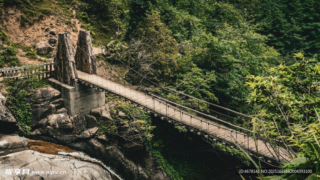 山间吊桥横跨绿意之间