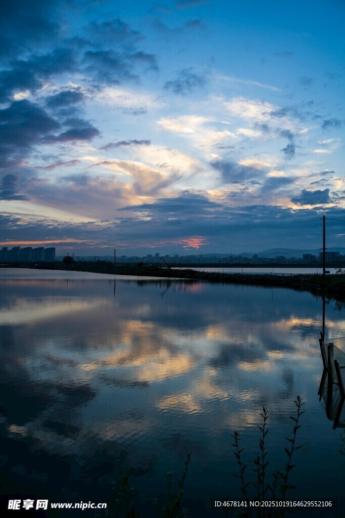 湖畔黄昏倒影美景
