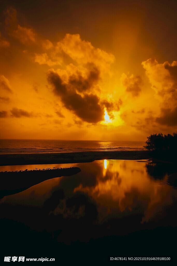 夕阳下的水面美景