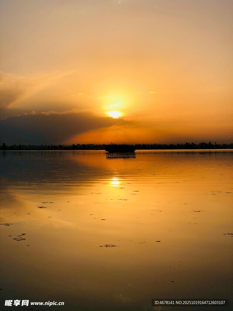 夕阳下的静谧水面美景