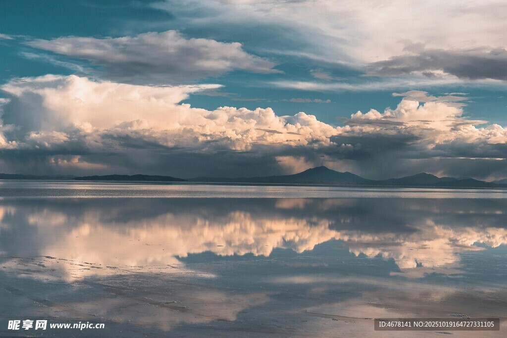 天空云朵湖面倒影美景