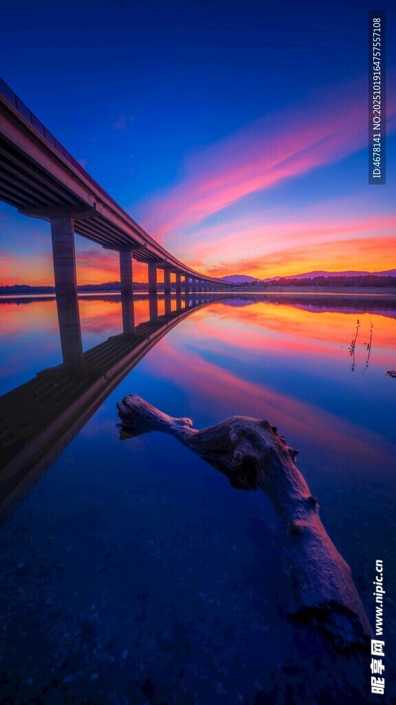 夕阳下的桥梁与水面美景