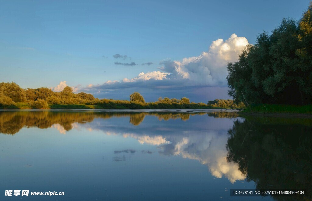 宁静湖畔美景