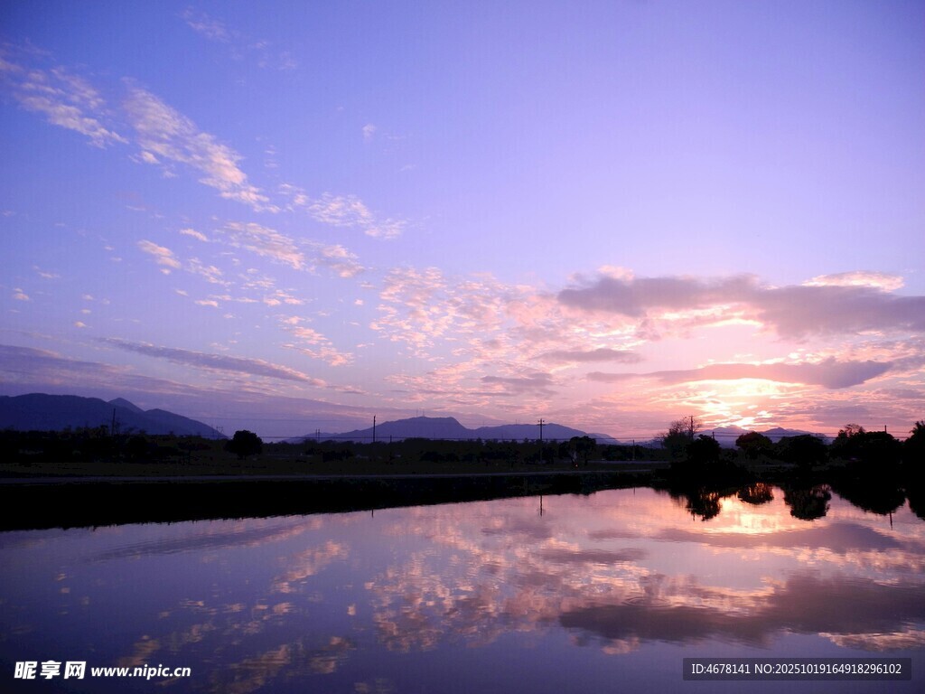 夕阳下的宁静湖面美景