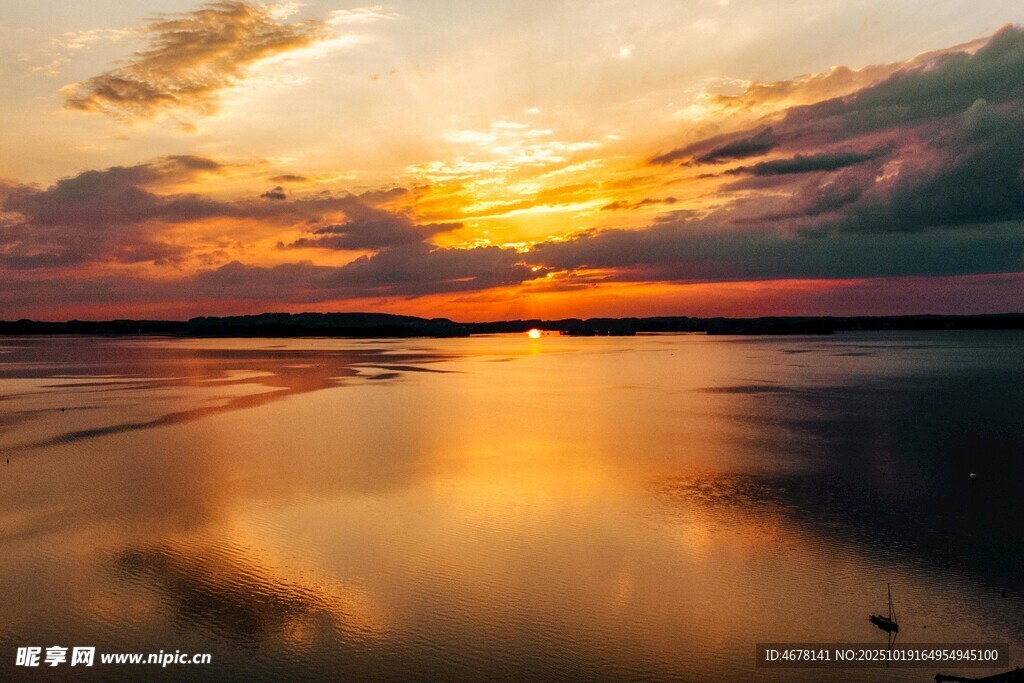 夕阳下的宁静湖面美景