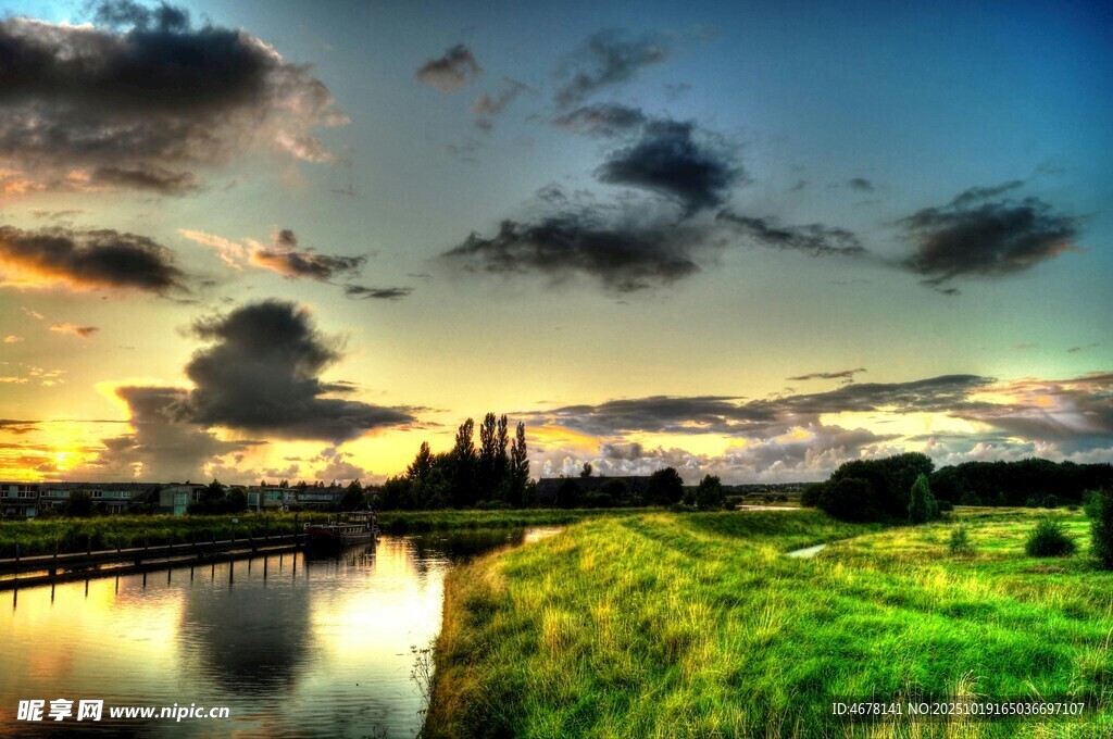 河畔夕阳美景