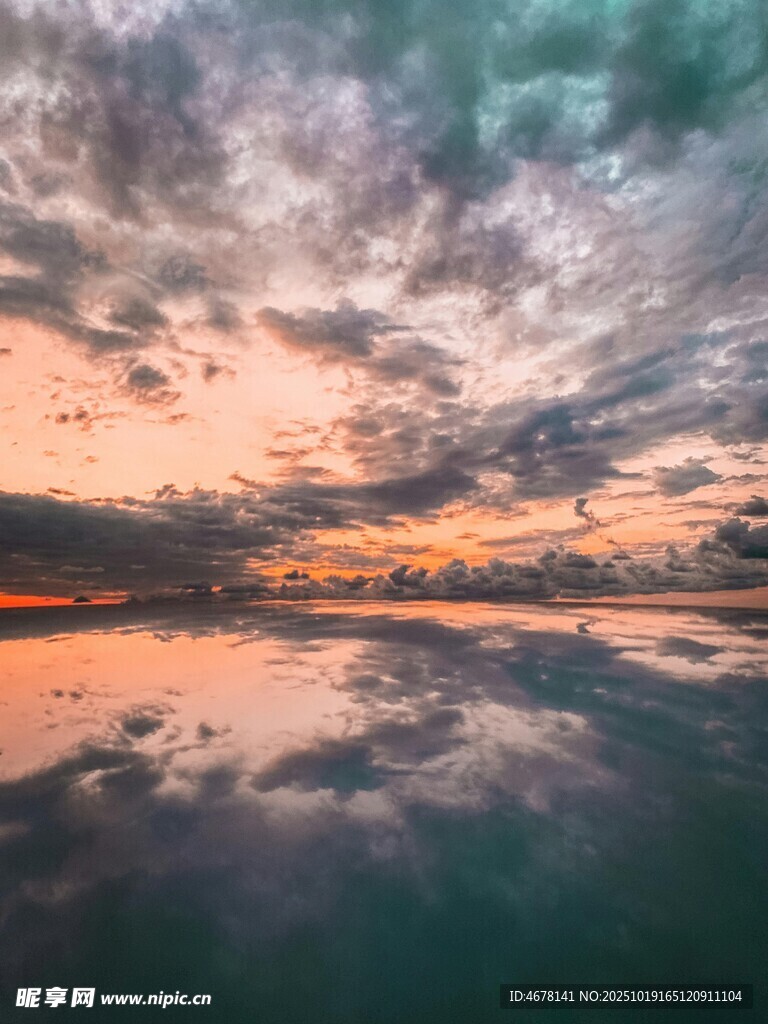 湖畔绚丽晚霞倒影美景