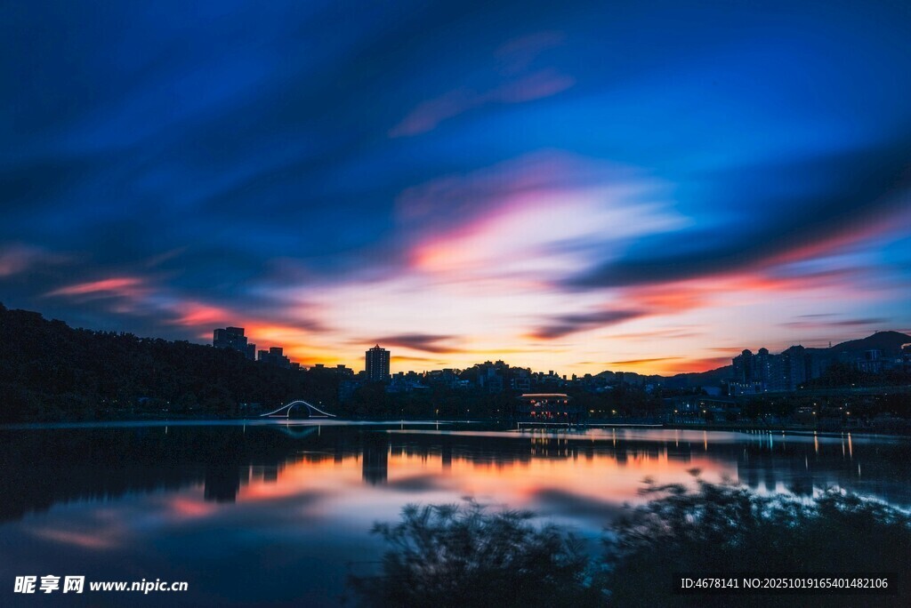 湖畔绚丽晚霞倒影美景