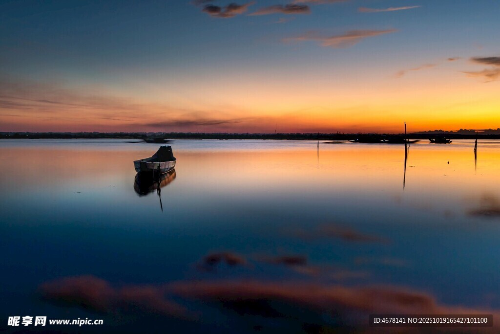 夕阳下静谧的湖面美景