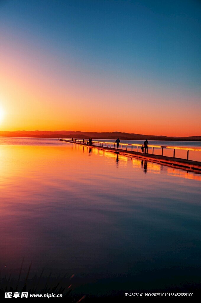 夕阳下的宁静湖景栈桥