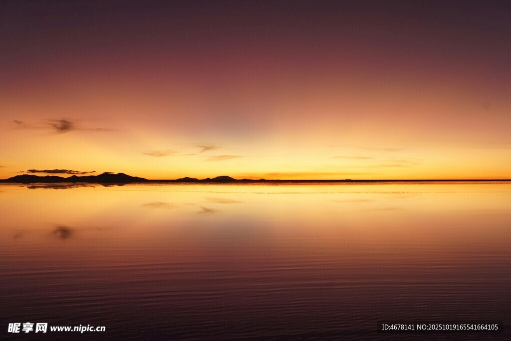 夕阳下平静湖面的美丽景象