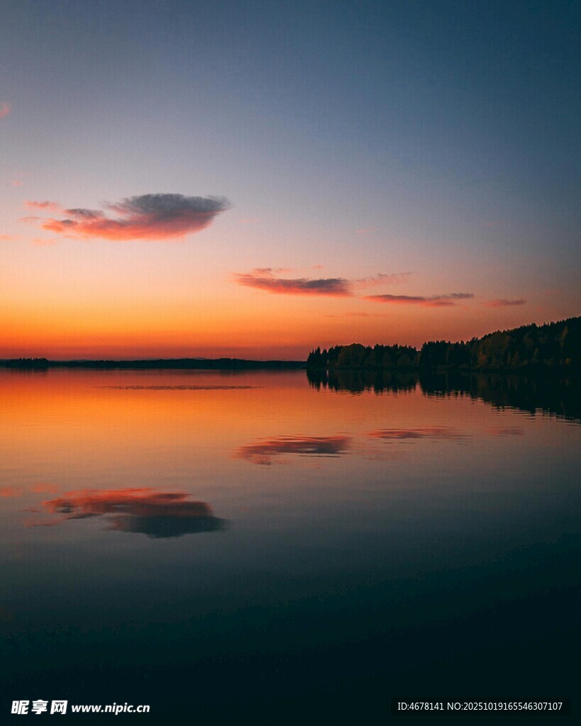 湖畔绝美日落倒影景观